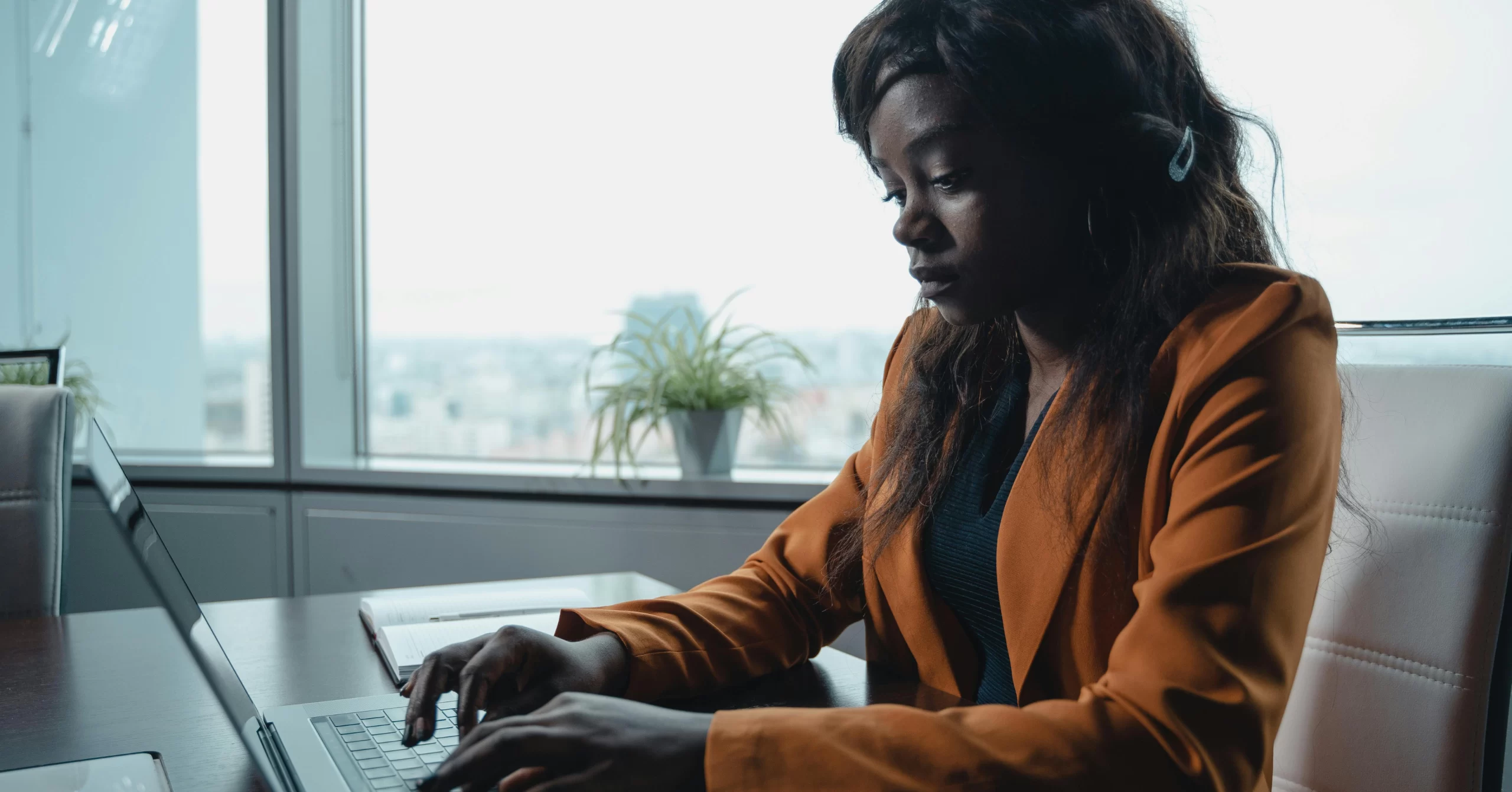 a woman setting up her business' bank account