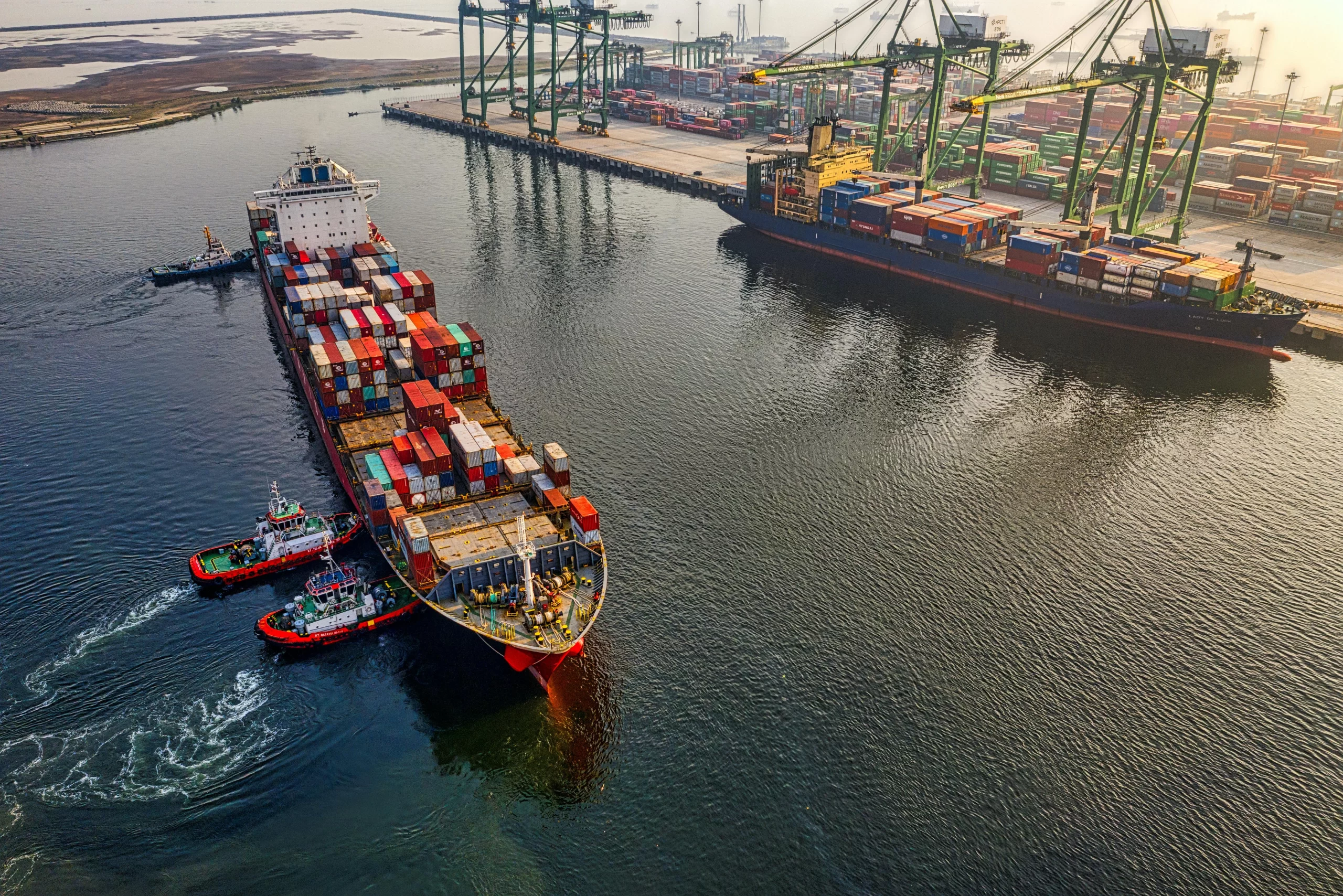 shipping port - photo by tomfisk